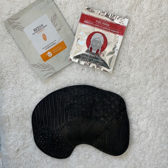 Makeup Mat with two free masks - Picture 1 of 5